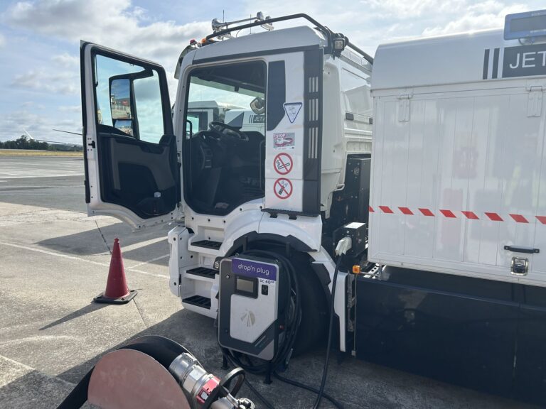 Chargeur mobile DC Drop’n Plug rechargeant un camion électrique de World Fuel à l’aéroport de Bergerac.