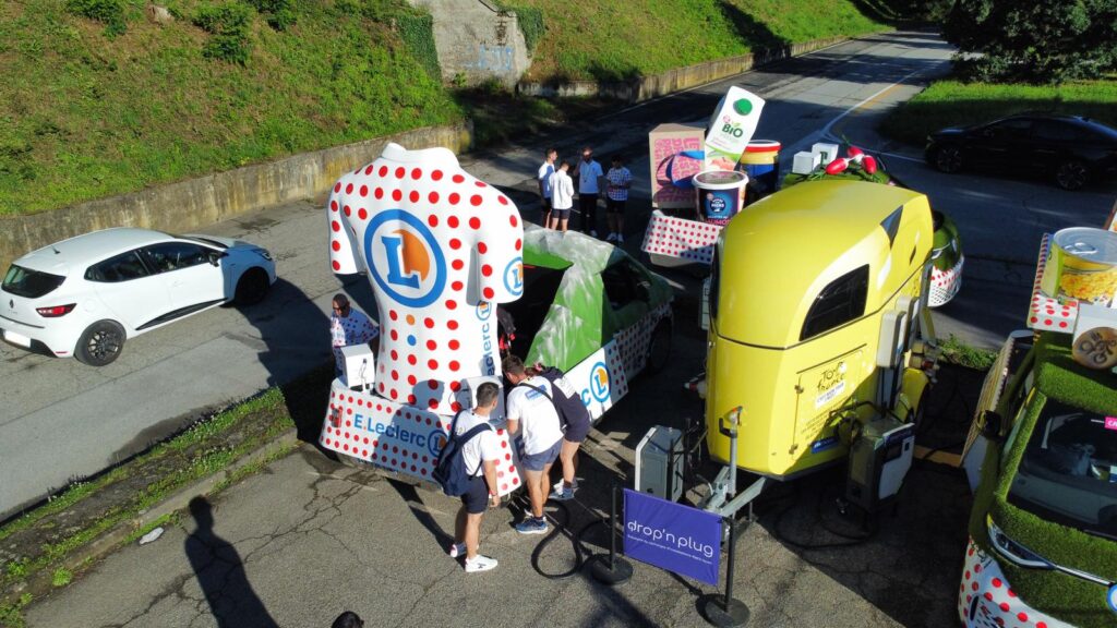 Van de recharge mobile Drop'n Plug rechargeant les véhicules électriques de la caravane E.Leclerc sur le Tour de France 2025.