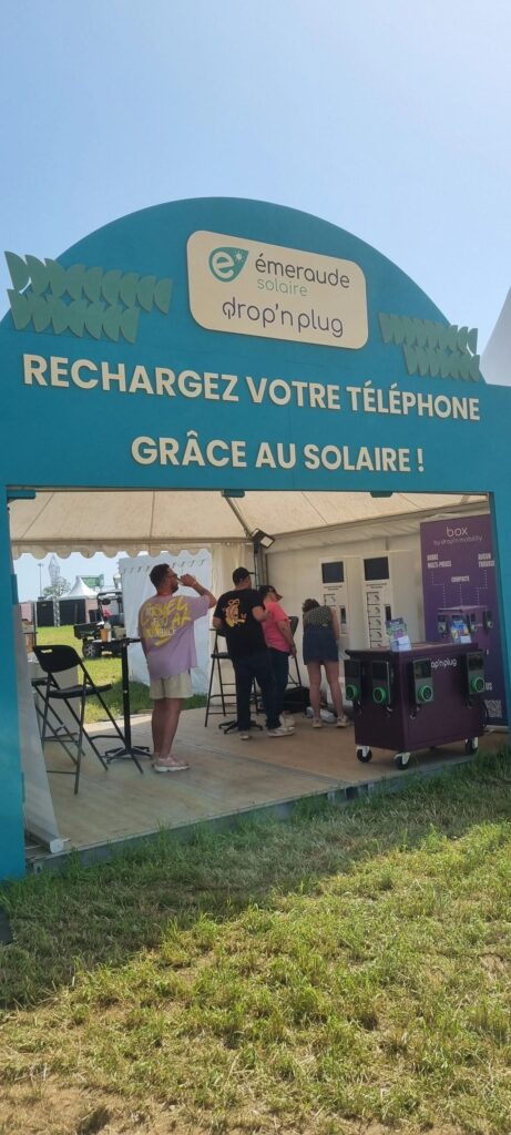 Deux chargeurs rapides mobiles DC 40 kW rechargeant les véhicules électriques des artistes au festival Papillons de Nuit.