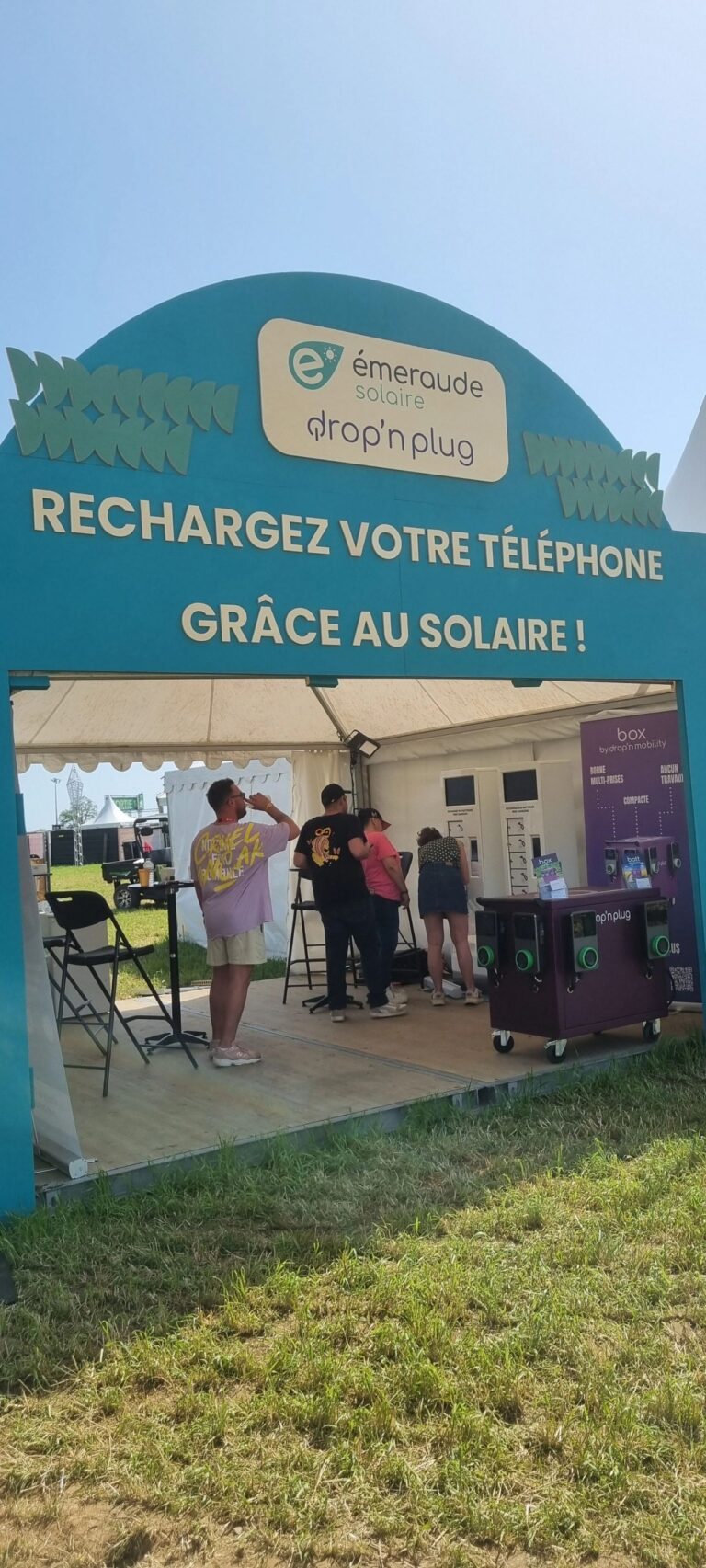 Deux chargeurs rapides mobiles DC 40 kW rechargeant les véhicules électriques des artistes au festival Papillons de Nuit.