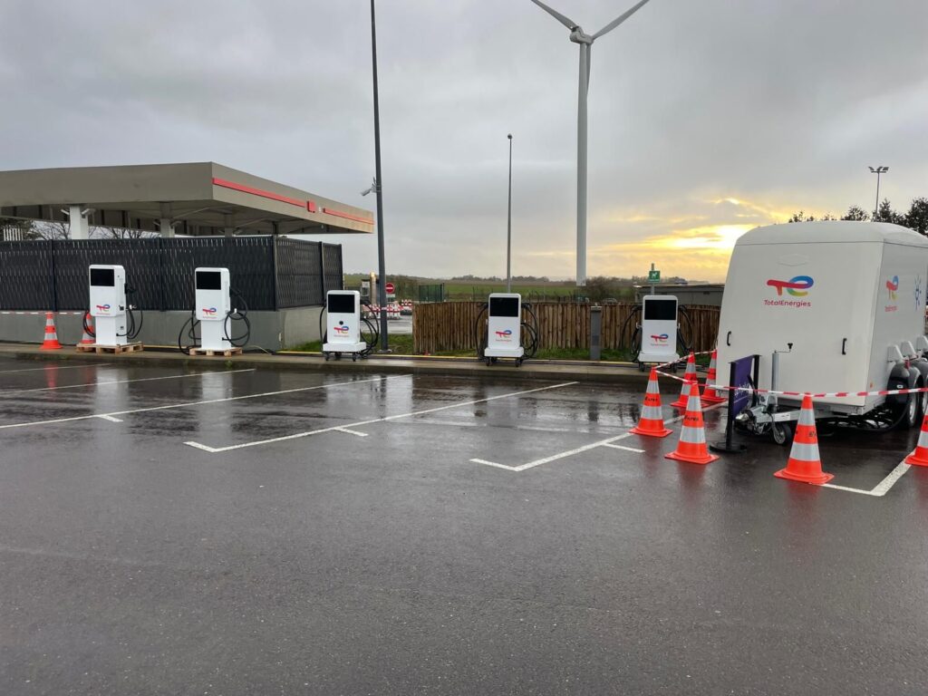 Cinq chargeurs rapides mobiles DC 50 kW installés sur l’aire d’autoroute de Venoy-Chablis pendant les vacances d’hiver