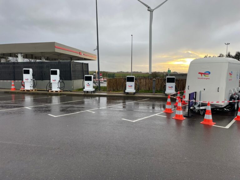 Cinq chargeurs rapides mobiles DC 50 kW installés sur l’aire d’autoroute de Venoy-Chablis pendant les vacances d’hiver