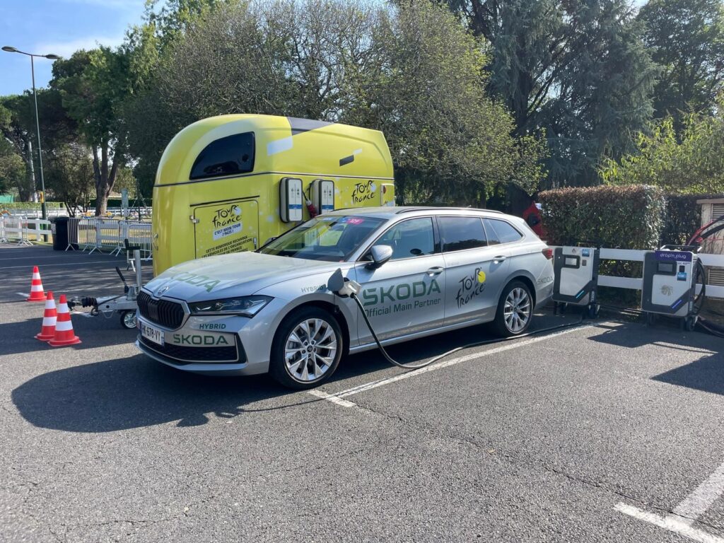 Station de recharge mobile Drop'n Plug pour les voitures électriques des équipes du Tour de France 2026.